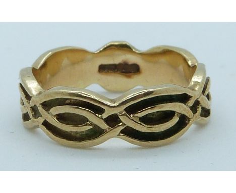 A 9ct gold ring with a twisted design, 3.9g, size O/P&nbsp;