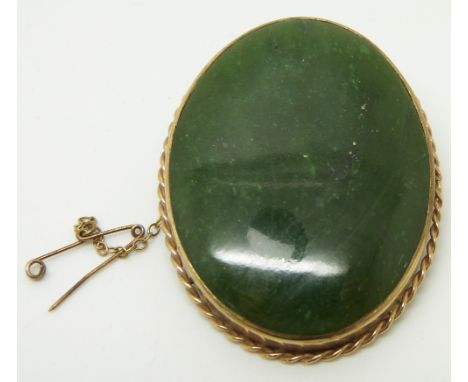 A 9ct gold brooch set with a large nephrite jade panel, 4 x 5cm