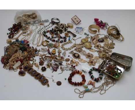 A collection of jewellery including amber bracelet, Exquisite brooch, vintage brooches, necklaces etc&nbsp;