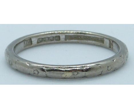 An 18ct white gold ring/ wedding band stamped Bravingtons, 3.1g, size M/N&nbsp;