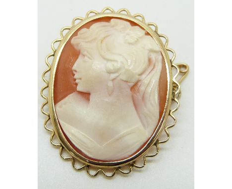 A 9ct gold brooch set with a cameo, 2.2 x 3cm, in vintage Stroud jewellery box&nbsp;