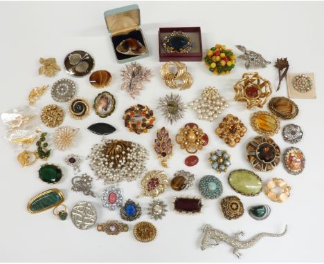 A collection of vintage brooches including sphinx, Exquisite brooch, Miracle etc&nbsp;