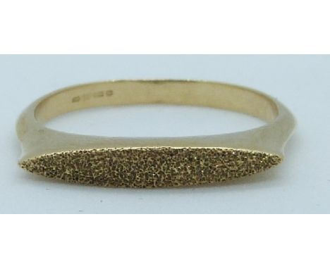 A 9ct gold retro ring with textured finish, 1.9g, size O/P