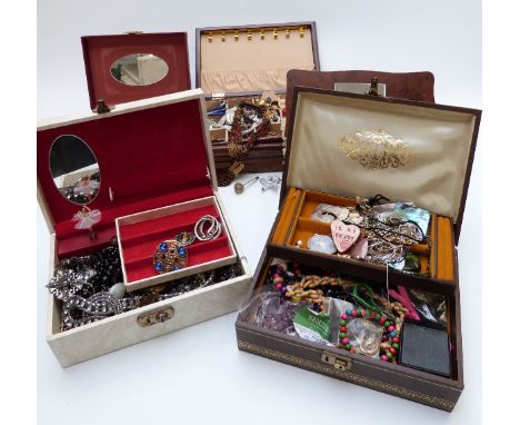 A collection of costume jewellery including silver brooch, vintage brooches, agate pendant, rings, mother or pearl necklace, 