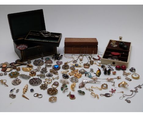 A collection of jewellery to include agate, vintage brooches, vintage buttons etc