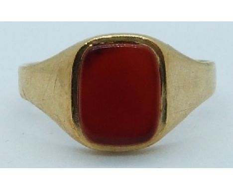 A 9ct gold signet ring set with agate, 2.4g, size N