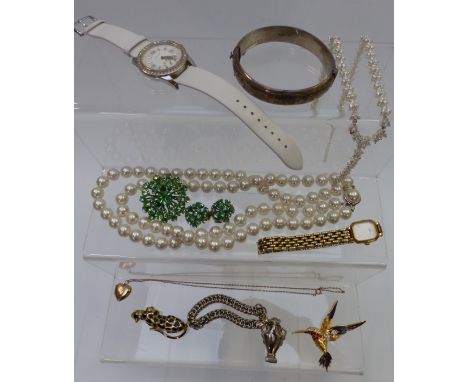 A collection of jewellery including rolled gold locket, silver bangle, brooches, Accurist watch, perfume charm etc&nbsp;