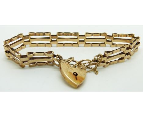 A 9ct gold gate bracelet with heart clasp, 8g&nbsp;