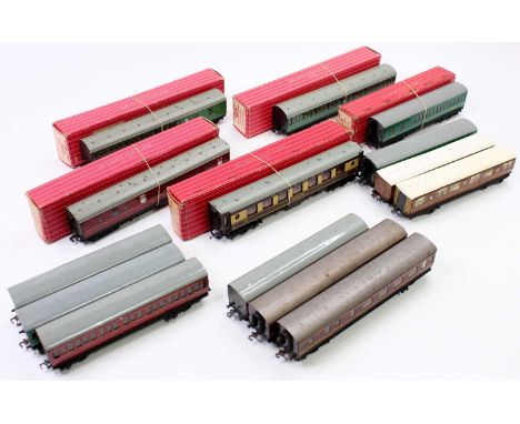 Thirteen Hornby Dublo coaches: 4071 BR(S) Super Detail suburban 1st/2nd green (NM-BE); 4082 BR(S) Super Detail suburban br/2n