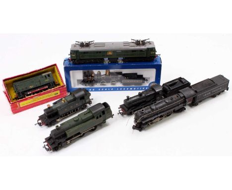 One tray containing a collection of various boxed and loose 00 gauge and H0 scale locomotives to include a Triang Railways Au