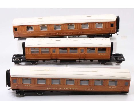 10 mm scale set of three Gresley articulated Restaurant cars. Teak sides, light brown chassis, white roofs, non-sprung buffer
