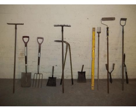 A SELECTION OF GARDEN TOOLS