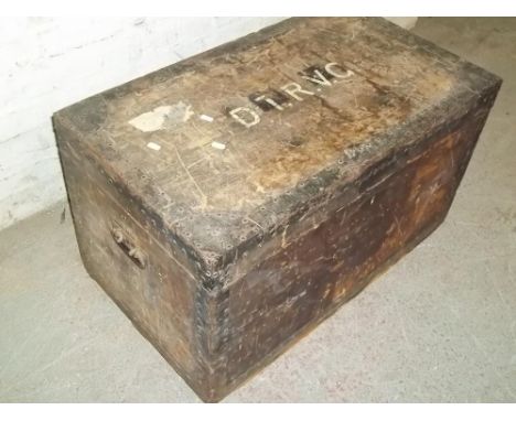 AN ANTIQUE WOODEN TRAVEL TRUNK WITH METAL LINING