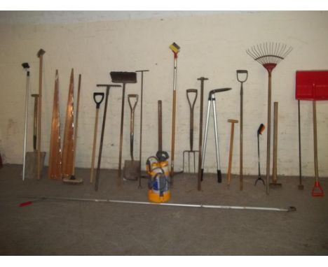 A SELECTION OF GARDEN TOOLS