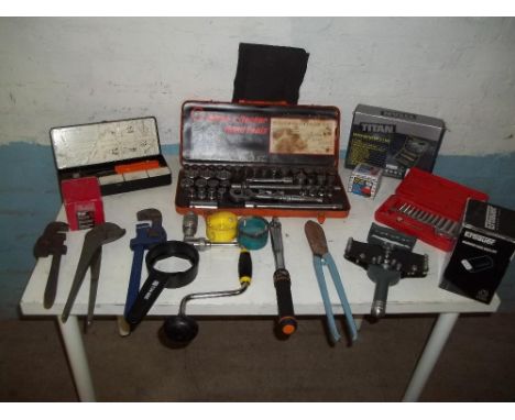 A SEELECTION OF TOOLS TO INCLUDE A BLACK AND DECKER SOCKET SET, TORQUE WRENCH, STILSON WRENCHES ETC