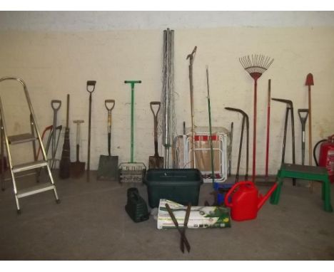 A LARGE SELECTION OF GARDEN TOOLS TO INCLUDE ALUMINIUM STEPS