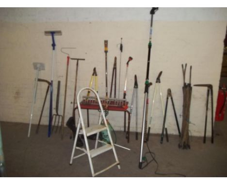 A SELECTION OF GARDEN TOOLS