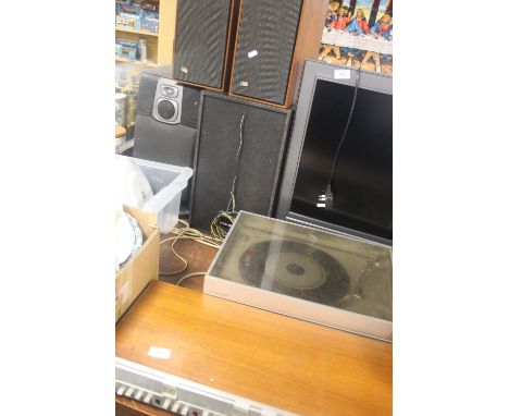 A BEOGRAM 1800 RECORD PLAYER WITH A PAIR OF SPEAKERS ETC