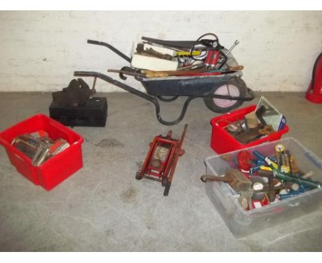 A WHEELBARROW AND TOOLS CONTENTS TO INCLUDE A CAR TROLLEY JACK, 4 BOXES OF TOOLS AND AN ENGINEERING VICE