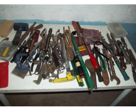 A SELECTION OF TOOLS TO INCLUDE TORQUE WRENCHES AND A HEAVY DUTY BEARING PULLER