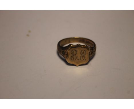 A 9CT GOLD RING