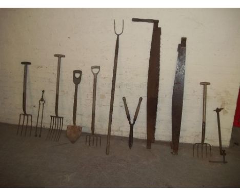 A SELECTION OF OLD VINTAGE GARDEN TOOLS/ SAWS 
