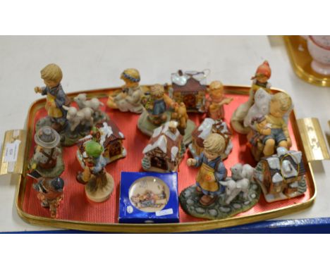 TRAY WITH VARIOUS HUMMEL FIGURINES, BESWICK BIRD ORNAMENT     