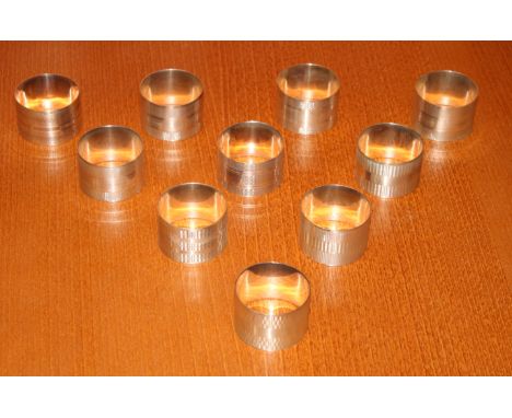 A harlequin set of ten silver napkin rings with engine turned decoration, 8.9oz troy approx