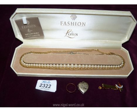 A selection of jewellery including a rose gold 375/9ct wedding ring, a boxed simulated pearl necklace, a hallmarked silver lo