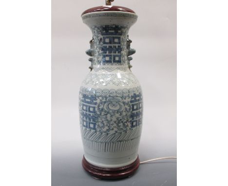 A Chinese blue and white vase lamp 48cm (19in)  