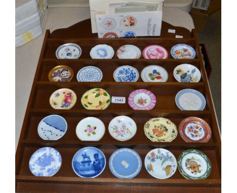 A set of Franklin Mint miniature plates, Plates of the World's Great Porcelain Houses, including Royal Doulton, Limoges, Huts