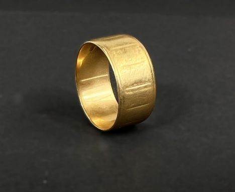 A wide 18 carat hallmarked gold wedding ring, 7 grams, size P-Q.