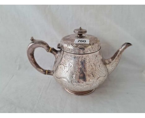 A Victorian Irish teapot with tuck in base and engraved with scrolls - Dublin 1849 by RS - 735 g.