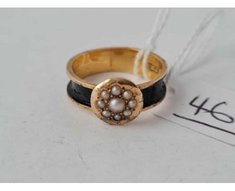 A early Victorian black enamel and pearl cluster memorial ring 15cg gold size M - 2.1 gms 