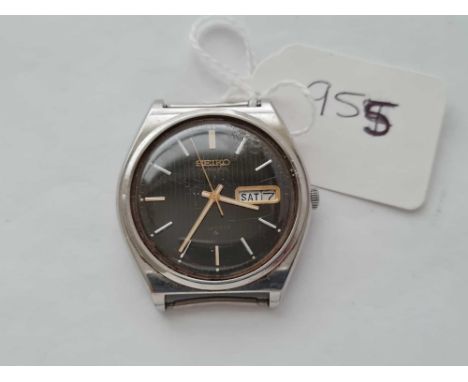 A gents Seiko wrist watch with black dial, seconds sweep and date aperture W/O