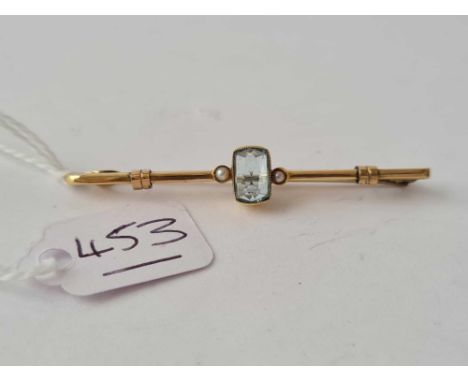 A pretty aquamarine and pearl bar brooch 9ct - 2.2 gms 