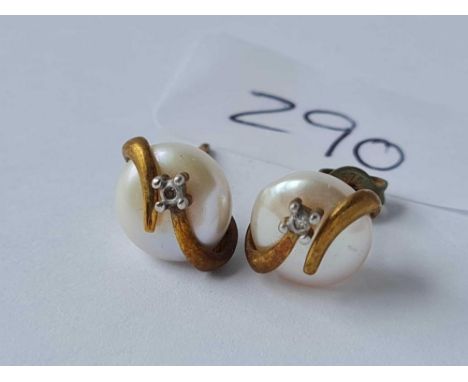 A pair of 9ct pearl earrings 