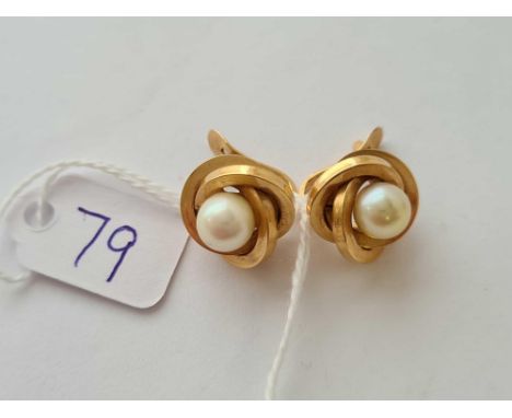 A pair of gold and pearl knot earrings - 4.3 g.