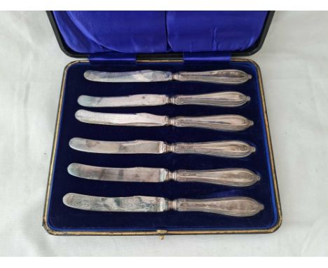 A boxed set of six silver handled tea knives 