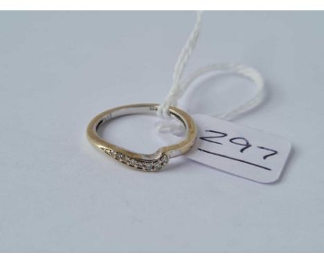 A diamond set ring 9ct size k - 1.6 gms 