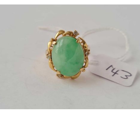 A green jade set ring 14ct gold size r - 5.8 gms 