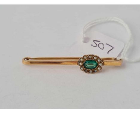A green and pearl brooch 9ct 2.9 gms 