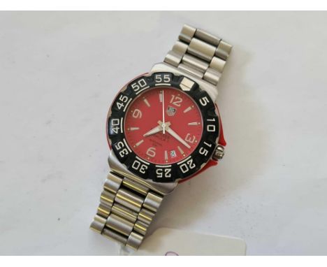 A GENTS TAG HUER FORMULA 1 PROFESSIONAL 200M WRIST WATCH with red dial and black bezel with seconds sweep and date aperture -