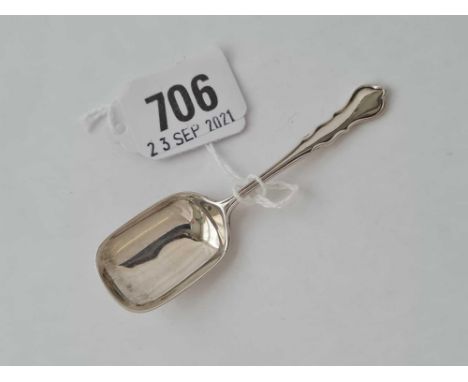 A tea caddy spoon with oblong rounded bowl - London 1929 by M &amp; W