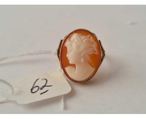 A vintage 9ct cameo ring of classical lady size M