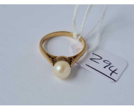 A pearl ring 9ct size O - 2.6 gms 