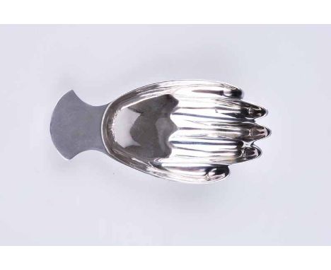 A modern novelty silver caddy spoon in the shape of a hand, Sheffield 1975 by Francis Howard Ltd., 14.5 g