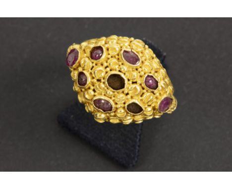 old typical Balinese ring in yellow gold with small rubies || Oude typisch Balinese ring in geel goud met een sierstuk bezet 