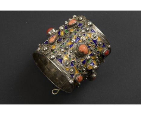 quite rare antique ethnic bracelet from South Tunesia in silver with enamel and coral || Fraai zeker antiek etnisch bracelet 