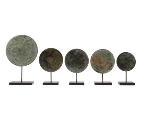 five small Chinese Ming Dynasty bronze mirrors || CHINA  -  MING-DYNASTIE (1368 - 1644) lot van vijf bronzen spiegeltjes  -  